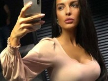 Съпругата на Борис Солтарийски напълни двойно деколтето