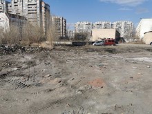 Ужас! 41 тона боклуци в двора на пловдивско училище!