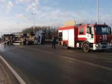 ТИР се обърна тази сутрин в Пловдив