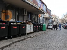 Читател: Това тротоар ли е или бунището на Капана?