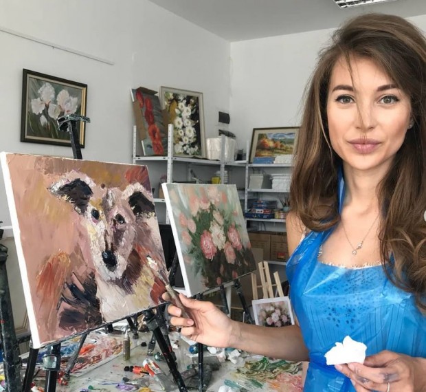 Синоптичката Никол Станкулова се преквалифицира в художничка Хубавицата се записа