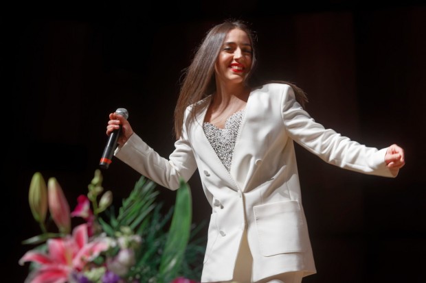 Младата изпълнителка която завладя сцената на Евровизия предизвика буря от