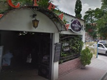 Инцидент в известно заведение в центъра на Пловдив, щетите са огромни!