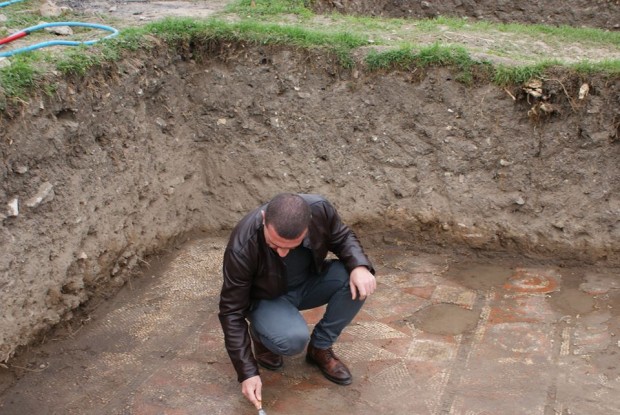 Още златни монети и нови подови мозайки откриха археолози в