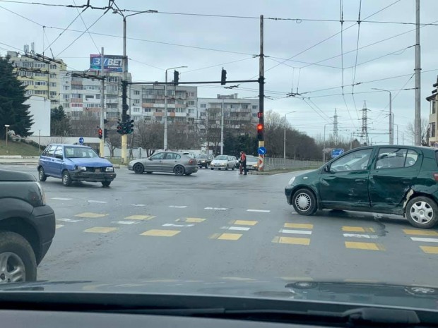 Виждам те КАТ-Варна
Катастрофа затруднява движението на кръстовището до Дом Младост