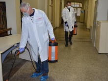 Вижте как дезинфекцират общинските служби в Пловдив!