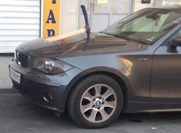 Виждам те КАТ Варна
Лъскав автомобил осъмна със забита кирка в предния