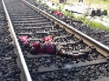 Ужасяващ инцидент с дете, легнало на жп релсите в Асеновград