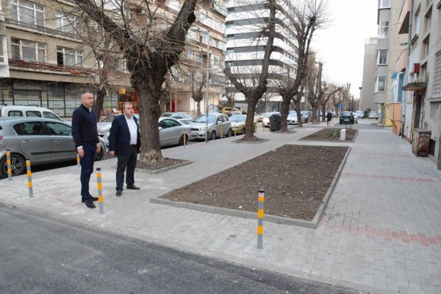 Фейсбук Обновен тротоар и градинки на ул Македония Продължаваме работа в