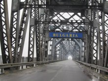 Румъния затвори границата с България