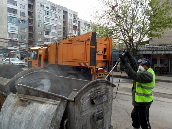 Продължава дезинфекцията на кофите за боклук