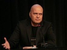 И сам войнът е войн! Слави води шоуто си съвсем самичък