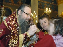 Въпреки риска от зараза Църквата дава причастия с една и съща лъжица