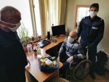 Полицията се грижи за възрастните хора по време на бедственото положение