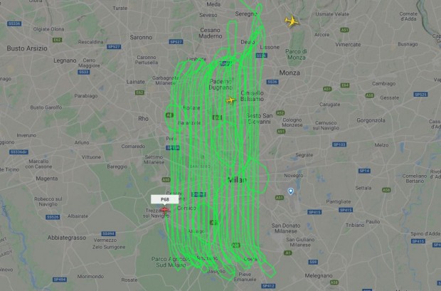 Летящ със странна траектория в момента самолет над Милано където е