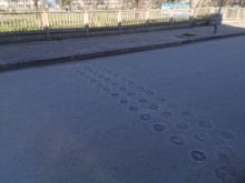 Откраднаха изкуствени неравности до градина и училище в "Централен"