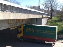 Нищо ново! Камионче се заклещи под мост в Пловдив