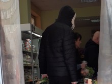 Едни могат да чакат на опашки, а други пререждат и се гаврят с останалите