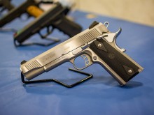 Ръст на продажбите на оръжия в САЩ, купуват се като тоалетна хартия