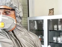 Медици облякоха първите защитни облекла родно производство