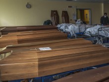 В Бергамо няма места за погребения, кадрите са потресаващи!