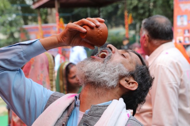 БГНЕС
Индуистка група организира групово пиене на кравешка урина защото вярва