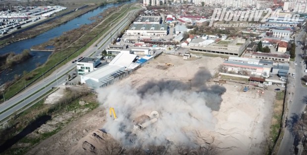 Вижте от дрон как взривиха огромния комин на "Пулпудева" в Пловдив!