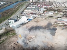Вижте от дрон как взривиха огромния комин на "Пулпудева" в Пловдив!