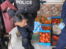 Трима закопчани при зрелищен арест в "Горно Езерово" за незаконна търговия с лекарства!