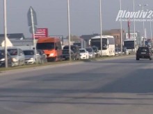 Пловдив вече е блокиран! Тапите от автомобили на КПП-тата са огромни