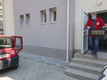 Доброволци на БЧК-Пловдив активно доставят храна и лекарства на възрастни хора