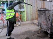 Мащабна дезинфекция на контейнери и кошчета за отпадъци в Пловдив