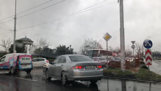 Голяма колона от автомобили на "Скобелева майка", полицаите не проверяват шофьорите