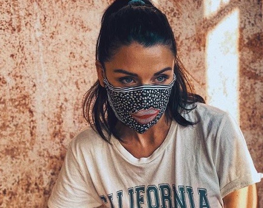 Диляна Попова създаде нов моден тренд Красавицата шие маски с