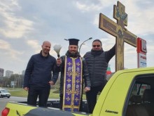 Свещеник ръси със светена вода улиците на Бургас
