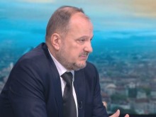 Експерт: Вирусът вирее 72 часа върху стъкло и 24 часа върху банкноти