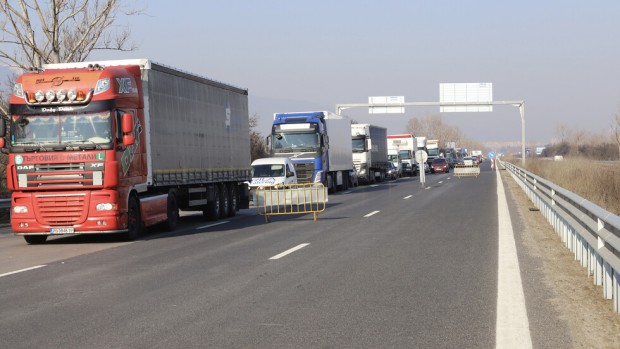 България спира тежкотоварните автомобили пътуващи за Турция и влизащи у