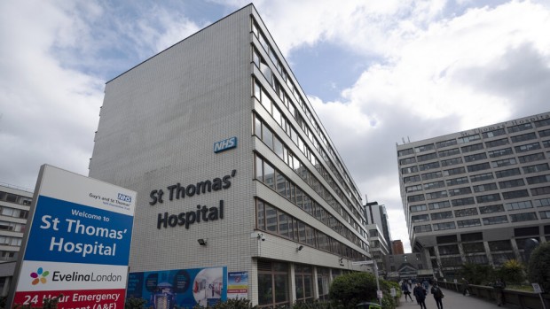 EPA/БГНЕС
Държавните болници в Лондон са принудени да се справят с