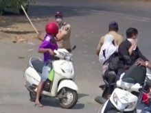 Вижте как полицията бие с пръчки по улиците нарушилите изолацията в Индия