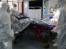 Болниците във Франция вече са "удавени“ от прилива на болни от коронавирус