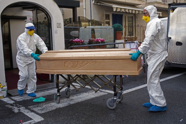 AP Photo
Италия отново излиза с мрачна статистика за заразените и