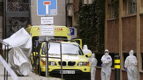 Euronews
Испанските власти забраниха  провеждането на погребални церемонии и въведоха ограничения