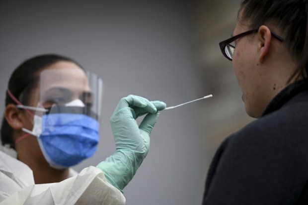 Новият коронавирус е отнел живота на 865 души за последните