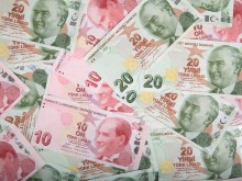 Търговец вари парите си, за да се предпази от вируса