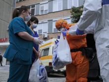 Десетки доброволци помагат на най-застрашените от епидемията в Пловдив