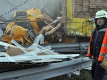 Първи кадри от страшната катастрофа с 22 тира у нас, има поне 1 загинал!