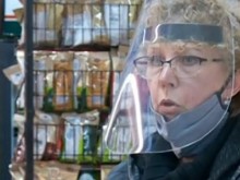 Полицай се вбеси, че не му е върнато ресто от една стотинка, тръгна да бие касиерката