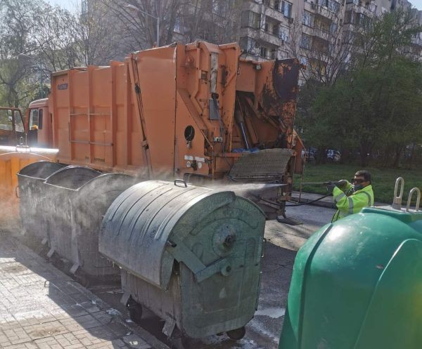 Повторно дезинфекцират контейнерите за смет