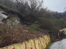 Свлачище над Асеновата крепост, техника разчиства пътя