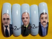 Маникюристка изтипоса ген. Мутафчийски, премиера и Кантарджиев един до друг